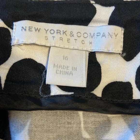 NY & Company black and white shirt size 16
BIN #9 - Picture 5 of 7